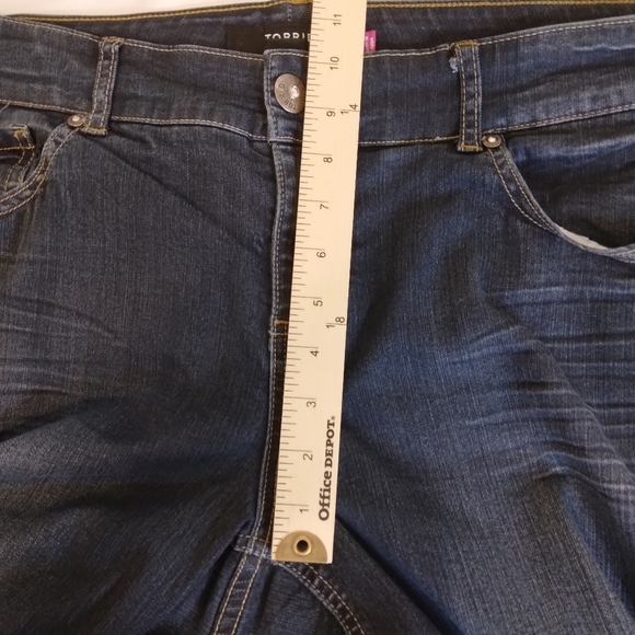 Size 22 Torrid Jeans Tapered Leg Zipper at Ankle - Picture 4 of 9